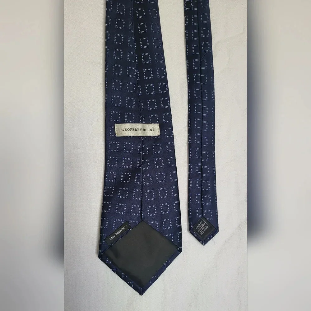 Geoffrey Beene Preppy Navy Blue 100% Silk Geometric Stain Resistant‎ Career Tie